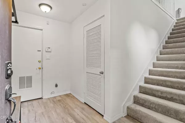 Agoura Hills, CA 91301,5321 Colodny DR #4