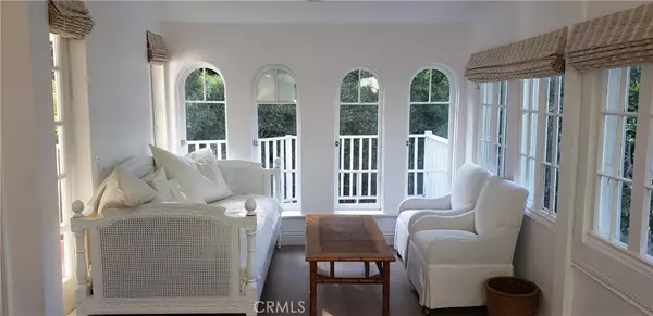 8216 Kirkwood DR, Hollywood Hills, CA 90046