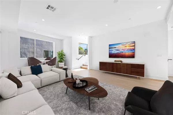 North Hollywood, CA 91601,10861 1/2 W Hartsook St