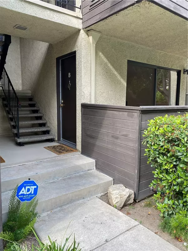 7308 Corbin AVE #B, Reseda, CA 91335