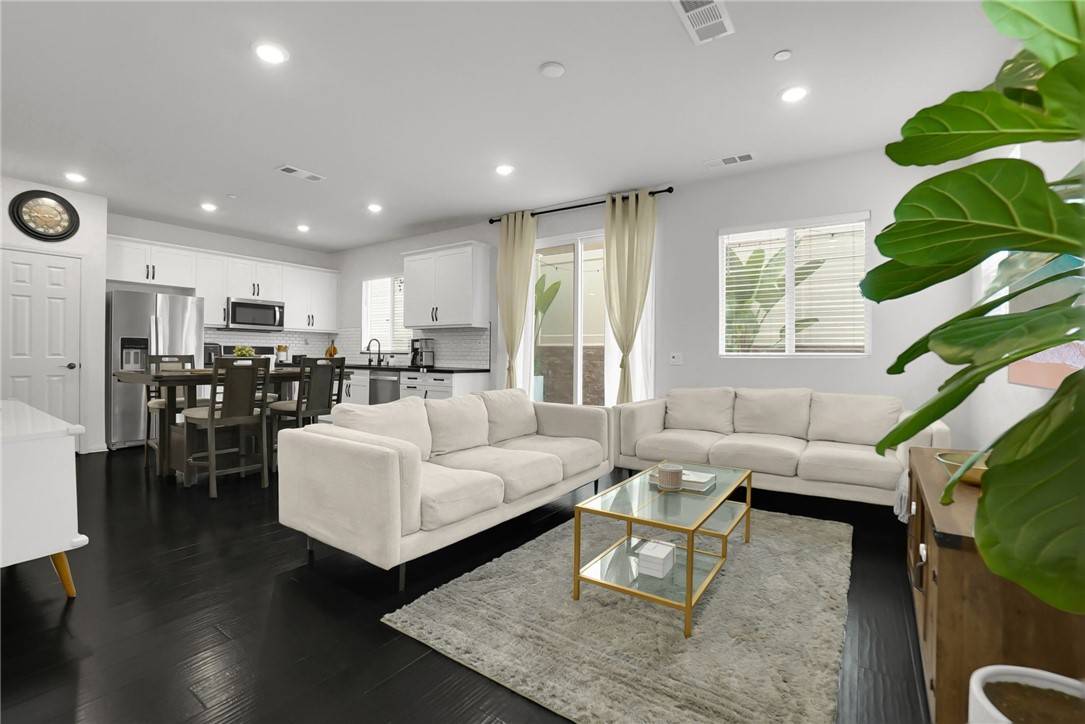 Los Angeles, CA 90047,1413 Turin LN