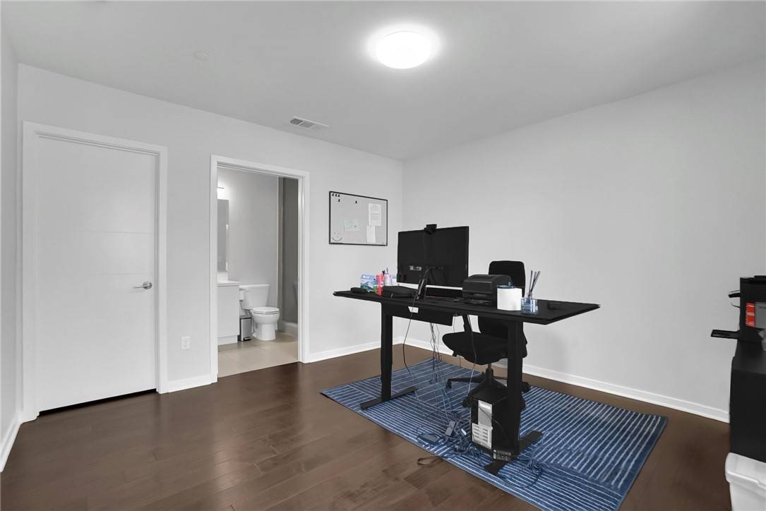 Los Angeles, CA 90039,2930 Rowena AVE #4