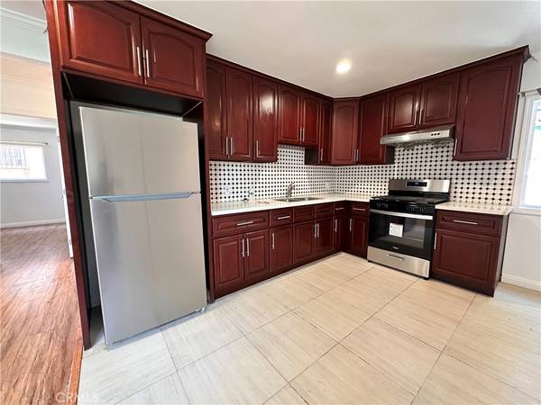 Los Angeles, CA 90032,5209 Navarro st #2
