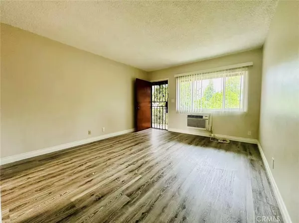 Azusa, CA 91702,933 N Alameda AVE #5