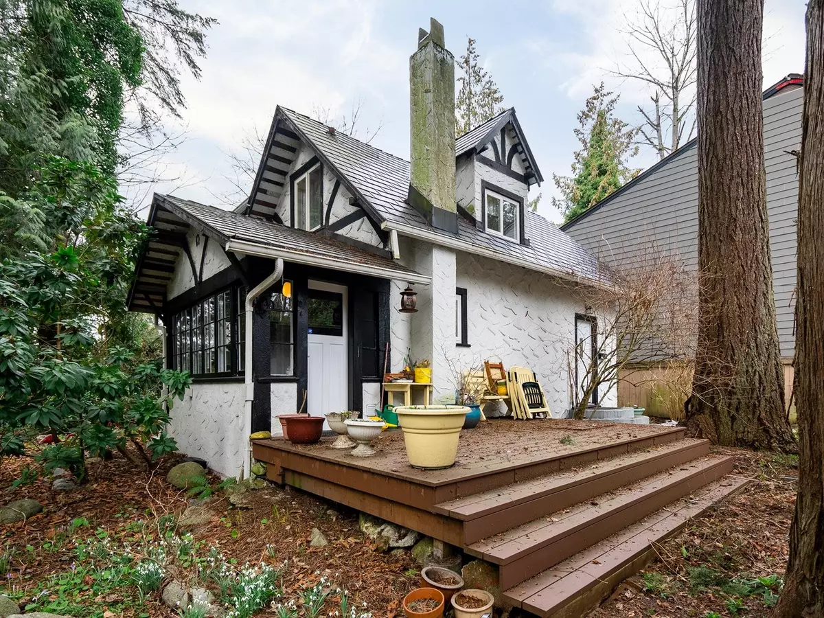 North Vancouver, BC V7P 3B8,2052 Capilano RD