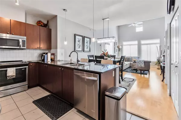 Surrey, BC V3R 0B3,15380 102a AVE #431