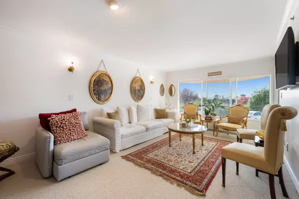 West Vancouver, BC V7V 1E1,2455 S Bellevue AVE #101