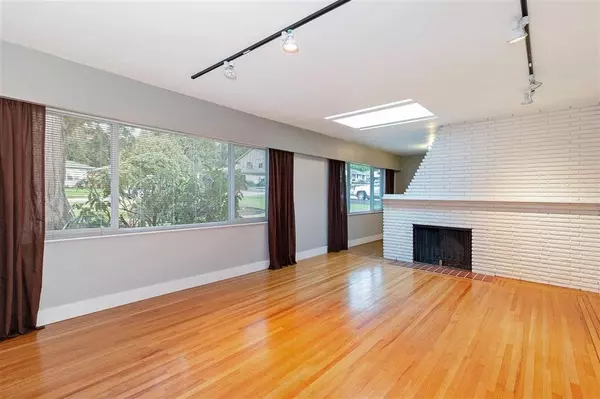 North Vancouver, BC V7M 2C9,453 W 24th ST