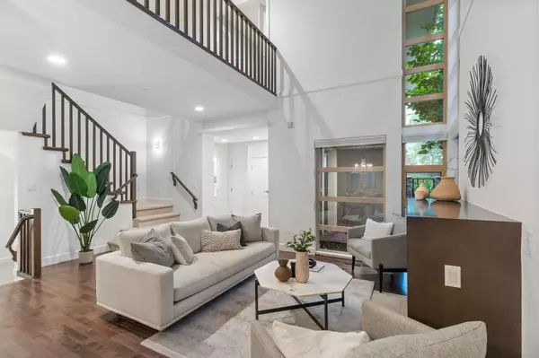 North Vancouver, BC V7R 2P8,3750 Edgemont BLVD #14