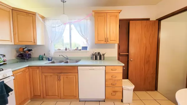 Coquitlam, BC V3J 4C6,678 Florence ST