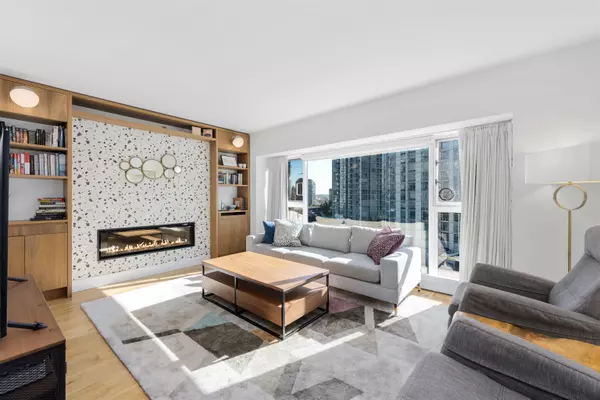 238 Alvin Narod Mews #903, Vancouver, BC V6B 5Z3