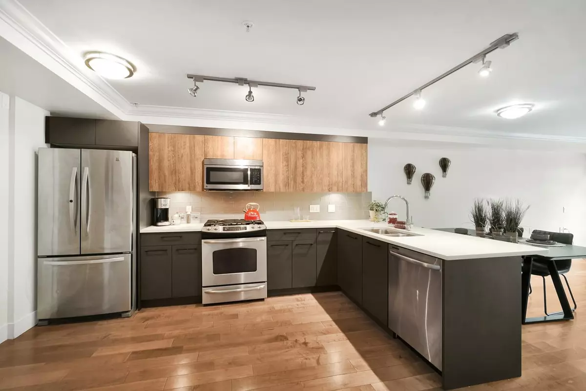 North Vancouver, BC V7P 1M5,857 W 15th ST #203