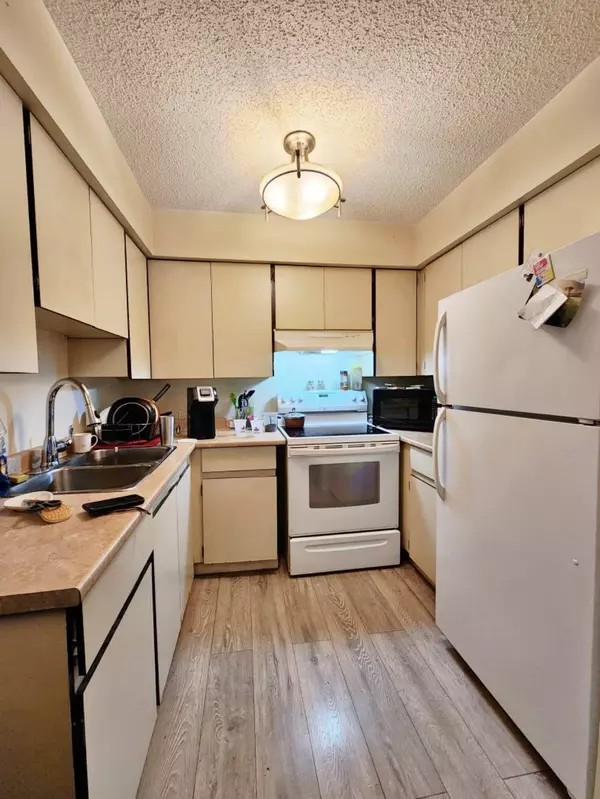 Port Coquitlam, BC V3B 1J3,1948 Coquitlam AVE #303