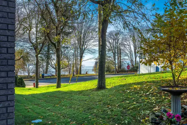 White Rock, BC V4B 1E4,15717 Marine DR #104