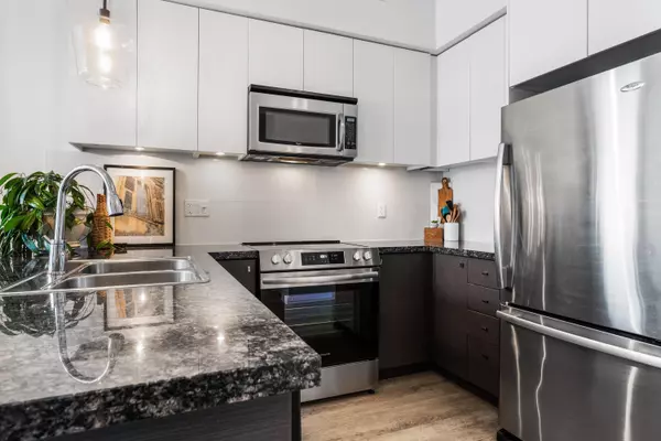 Surrey, BC V4N 6J7,6420 194 ST #405