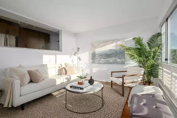 West Vancouver, BC V7V 1Y1,2440 Haywood AVE #202