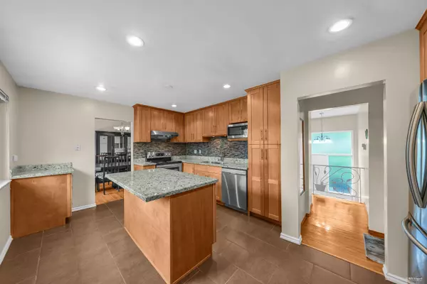 North Vancouver, BC V7J 2M9,2106 Mountain HWY