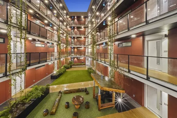 North Vancouver, BC V7J 0C9,1496 Charlotte RD #406