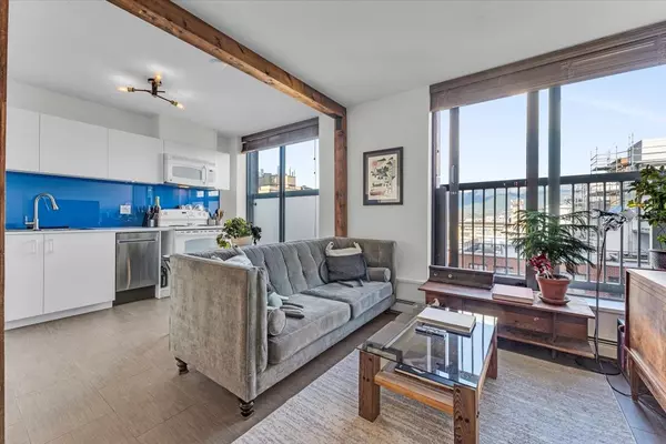 Vancouver, BC V6B 0L2,66 W Cordova ST #807