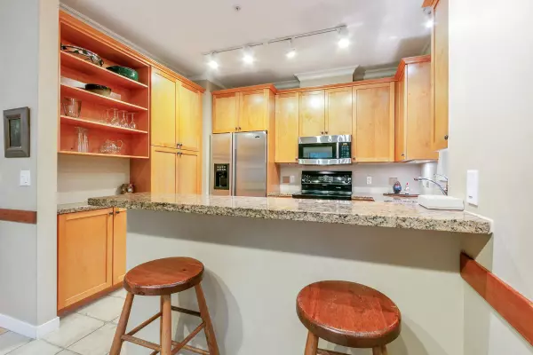 North Vancouver, BC V7R 4X5,3125 Capilano CRES #107