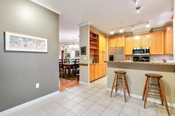 North Vancouver, BC V7R 4X5,3125 Capilano CRES #107