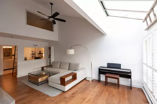 North Vancouver, BC V7M 3K4,33 Chesterfield PL #4102