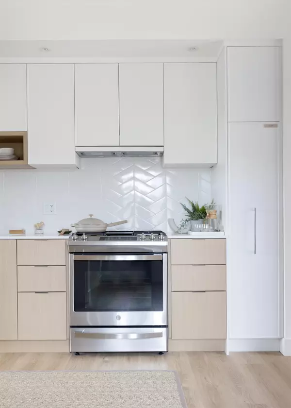 Surrey, BC V3Z 1J9,2350 165 ST #49