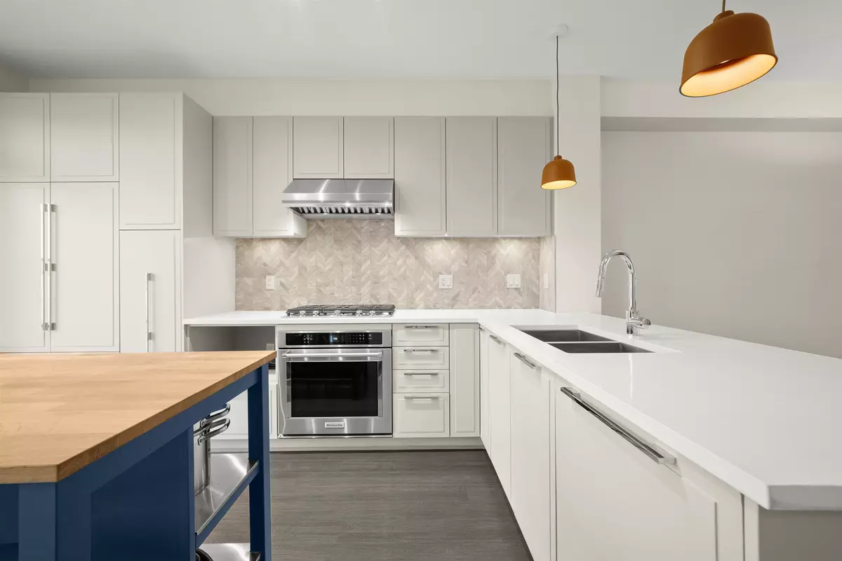 Ladner, BC V4K 0C9,5551 Admiral WAY #15