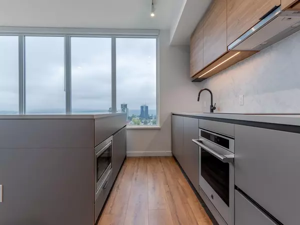 Surrey, BC V3T 0S6,13428 105 AVE #1402