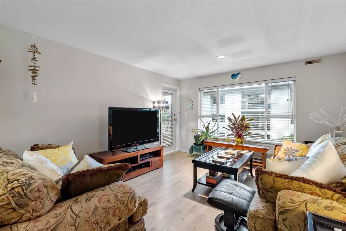 White Rock, BC V4B 3Z9,1378 George ST #207