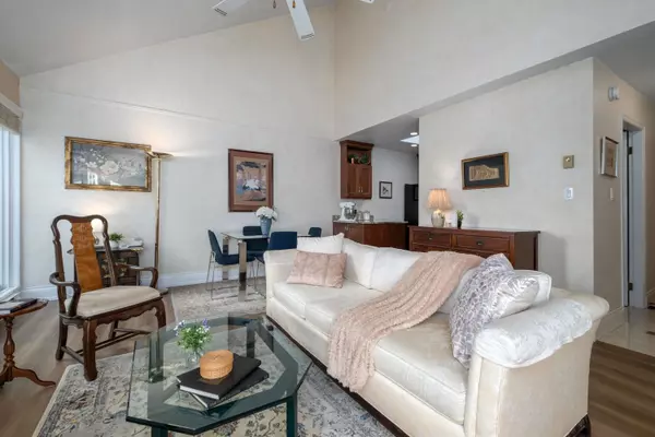 North Vancouver, BC V7L 2J3,145 E 12th ST #301