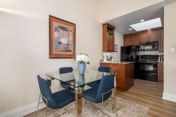 North Vancouver, BC V7L 2J3,145 E 12th ST #301