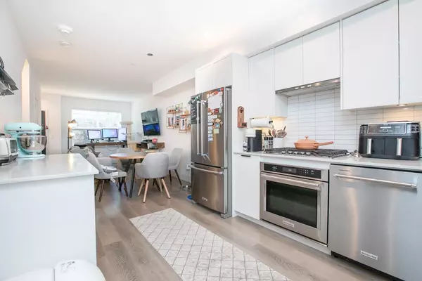 Burnaby, BC V5E 1H5,6933 Arcola ST #303