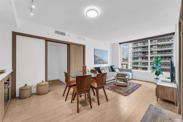 Vancouver, BC V6B 0P4,68 Smithe ST #317