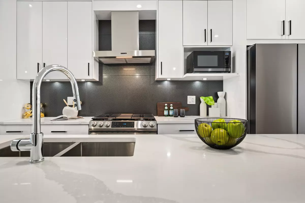 Surrey, BC V4N 2E4,9652 162a ST #5