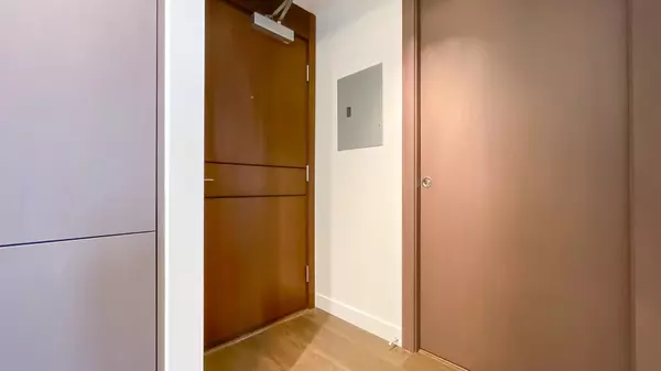 Vancouver, BC V6B 0P4,68 Smithe ST #705