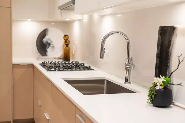 North Vancouver, BC V7M 1R5,128 W 15th ST #1103