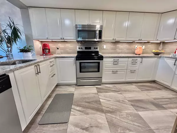 Surrey, BC V3R 0M5,14881 103a AVE #703