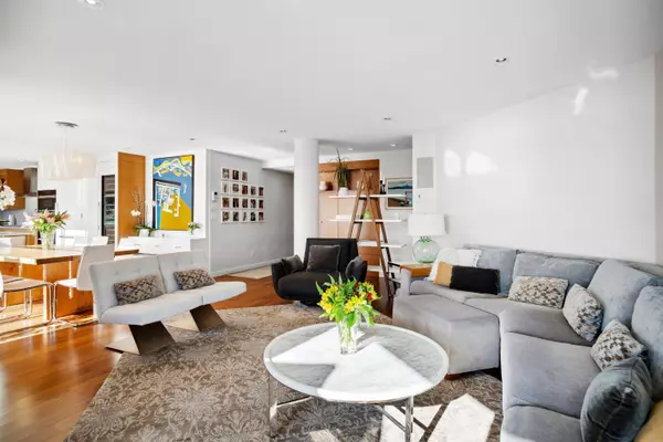 West Vancouver, BC V7V 1A4,2190 Argyle AVE #102