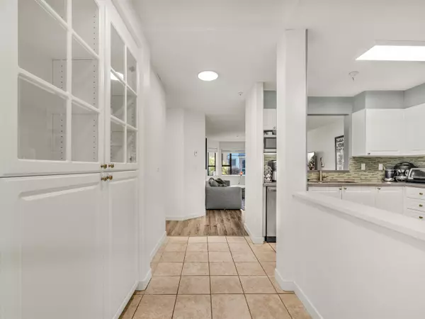 Surrey, BC V4A 1W9,15241 18 AVE #101