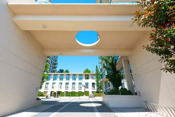 Burnaby, BC V5C 0G8,2200 Douglas RD #1004