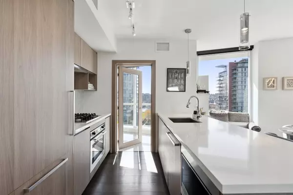 Vancouver, BC V6B 0P4,68 Smithe ST #709