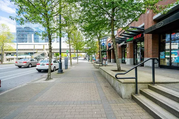 Surrey, BC V3T 0E6,10777 University DR #811