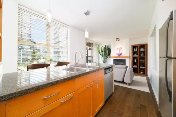 Vancouver, BC V6B 6R6,989 Richards ST #702