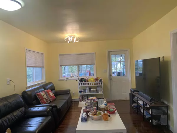 Surrey, BC V3R 5E3,13697 Grosvenor RD