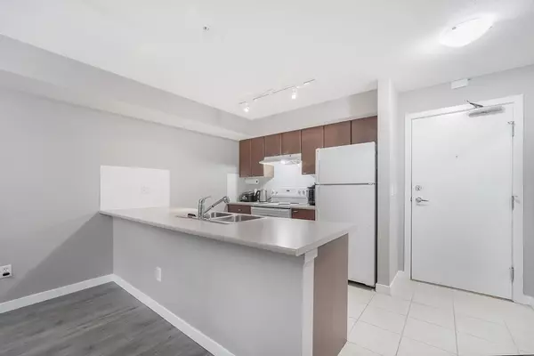 Surrey, BC V3R 3M9,10088 148 ST #213