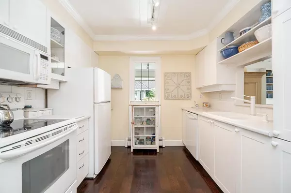 West Vancouver, BC V7V 1K3,2130 Marine DR #17