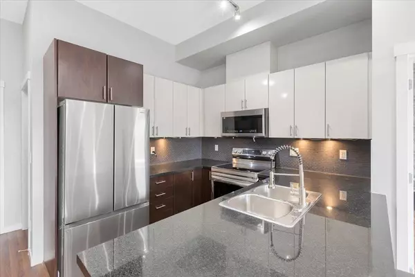 Surrey, BC V3R 6A3,14960 102a AVE #408