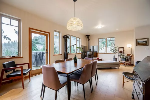 Bowen Island, BC V0N 1G1,923 Elrond's CT