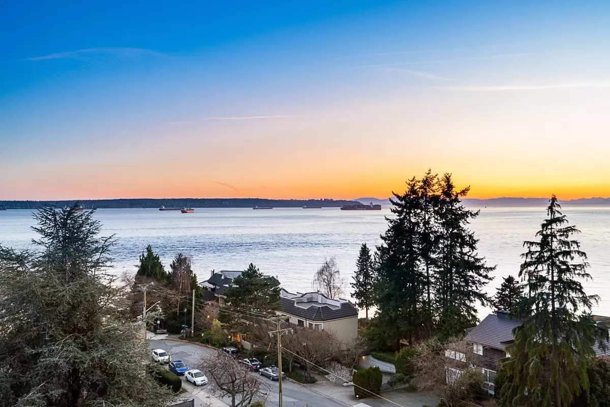 West Vancouver, BC V7V 1C2,2187 Bellevue AVE #704